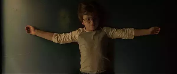 「ウォーターベッドから伸びる黒い手！？恐怖心煽る『死霊館　悪魔のせいなら、無罪。』の本編シーンが初解禁」の画像