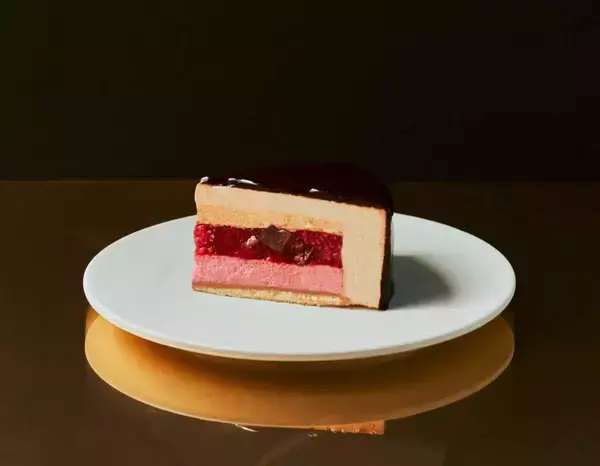 「MAISON CACAOからオーベルクチュール＆あまおう苺を使用した8層のクリスマスケーキ「MAISON CAKE AMAOU」が発売決定！」の画像