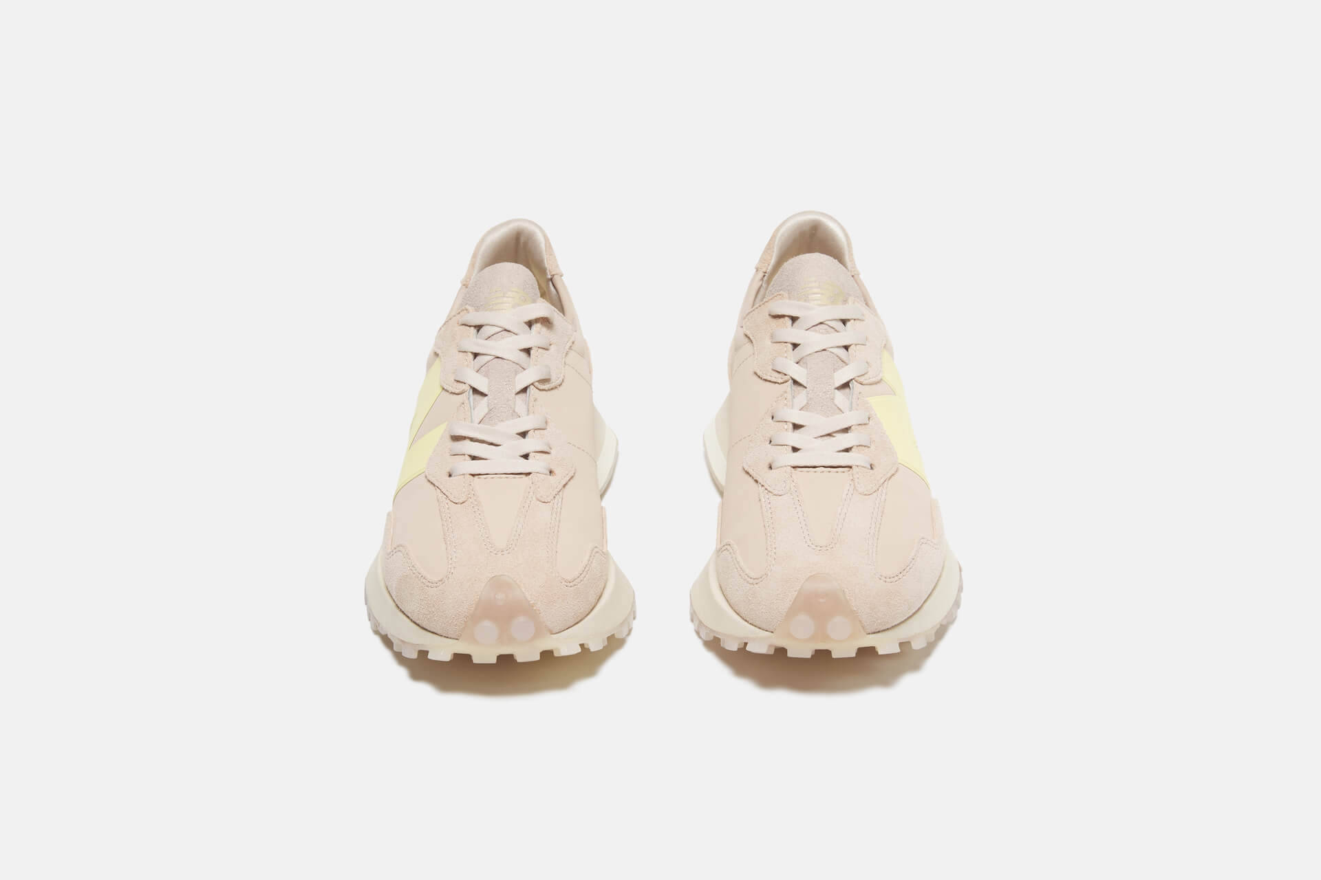 New Balanceの人気モデル「327」からemmi、to／oneとのトリプルコラボレーションモデルが登場！限定店舗で販売