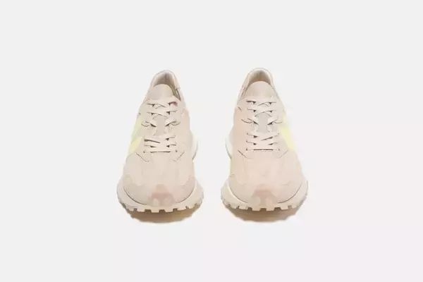 「New Balanceの人気モデル「327」からemmi、to／oneとのトリプルコラボレーションモデルが登場！限定店舗で販売」の画像