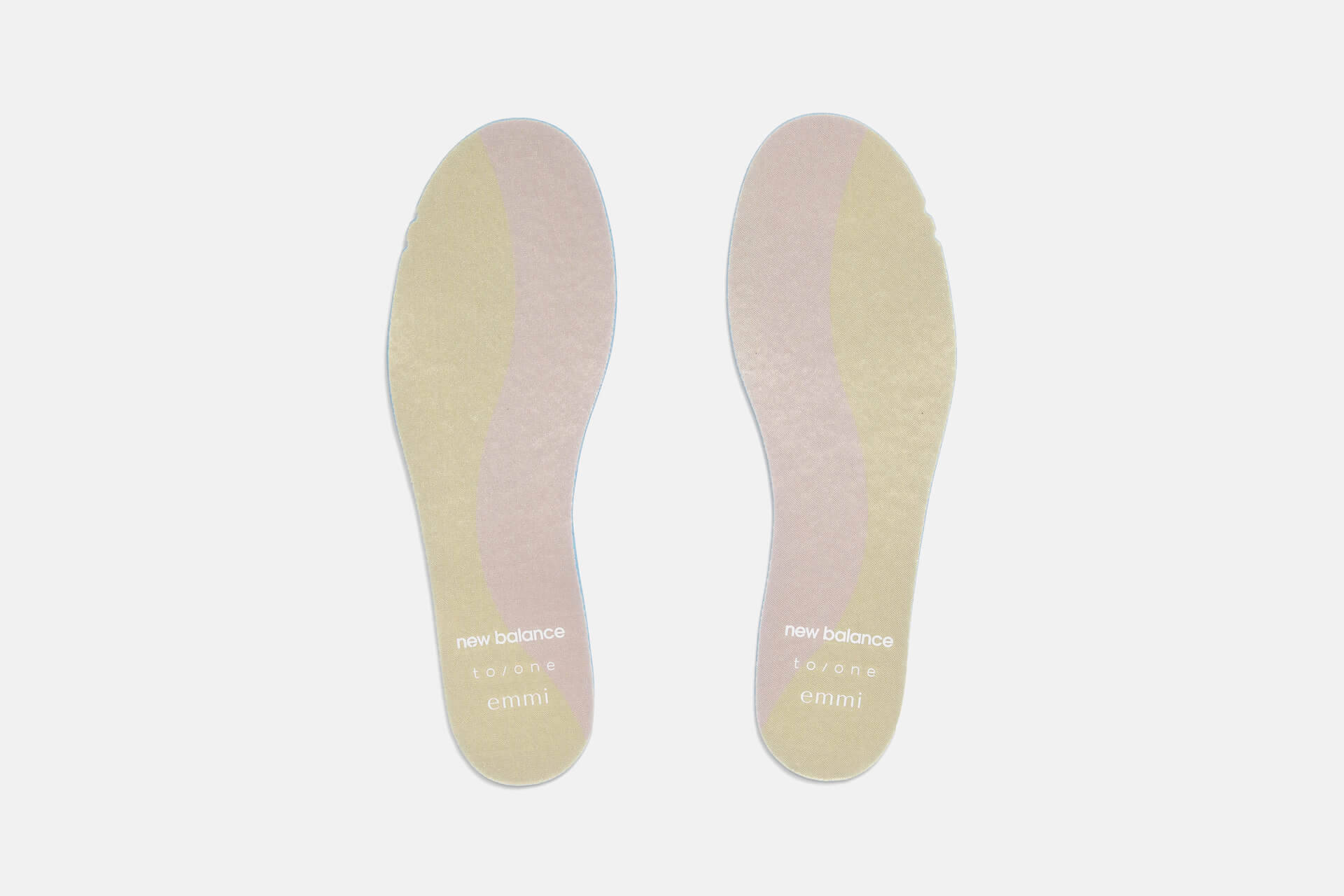 New Balanceの人気モデル「327」からemmi、to／oneとのトリプルコラボレーションモデルが登場！限定店舗で販売