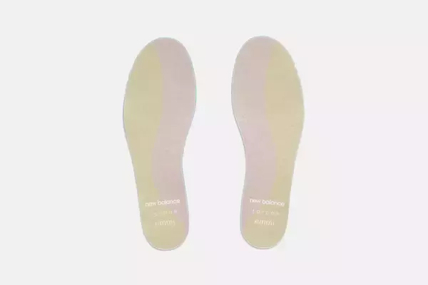 「New Balanceの人気モデル「327」からemmi、to／oneとのトリプルコラボレーションモデルが登場！限定店舗で販売」の画像