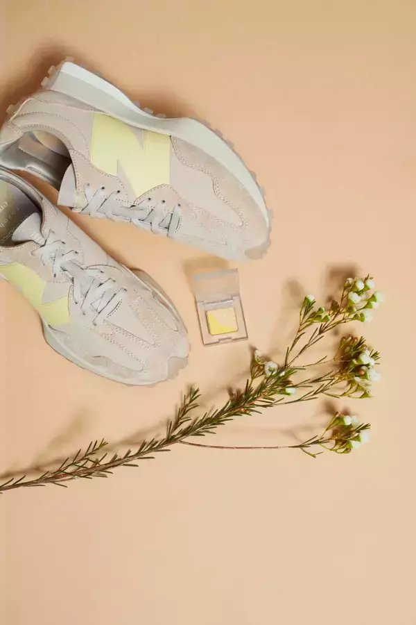 「New Balanceの人気モデル「327」からemmi、to／oneとのトリプルコラボレーションモデルが登場！限定店舗で販売」の画像