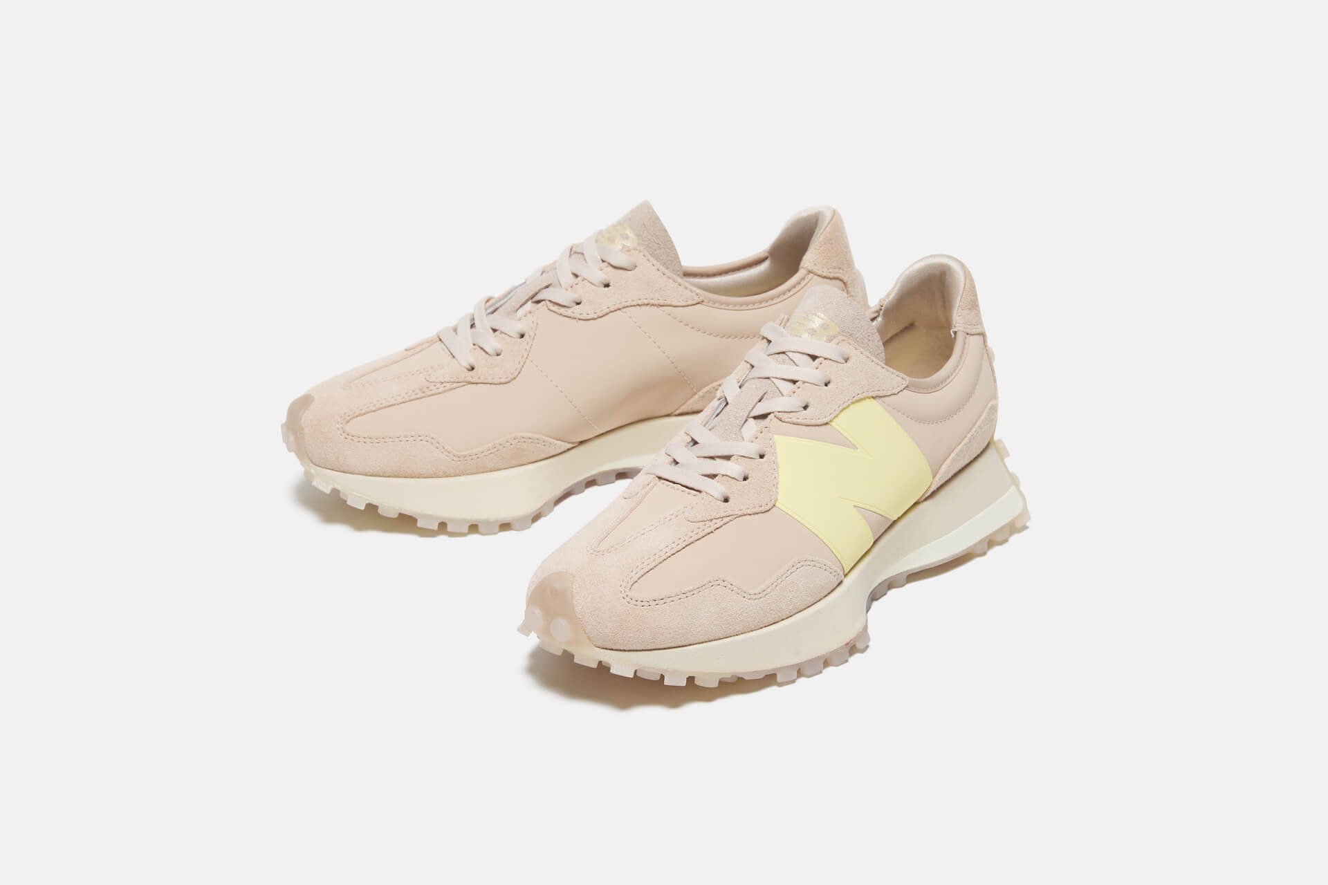 New Balanceの人気モデル「327」からemmi、to／oneとのトリプルコラボレーションモデルが登場！限定店舗で販売