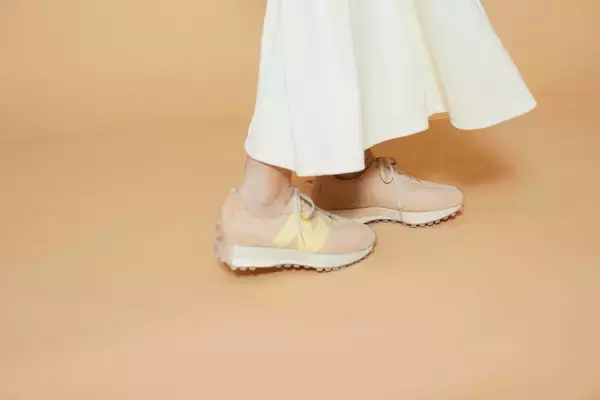 「New Balanceの人気モデル「327」からemmi、to／oneとのトリプルコラボレーションモデルが登場！限定店舗で販売」の画像