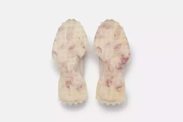 「New Balanceの人気モデル「327」からemmi、to／oneとのトリプルコラボレーションモデルが登場！限定店舗で販売」の画像