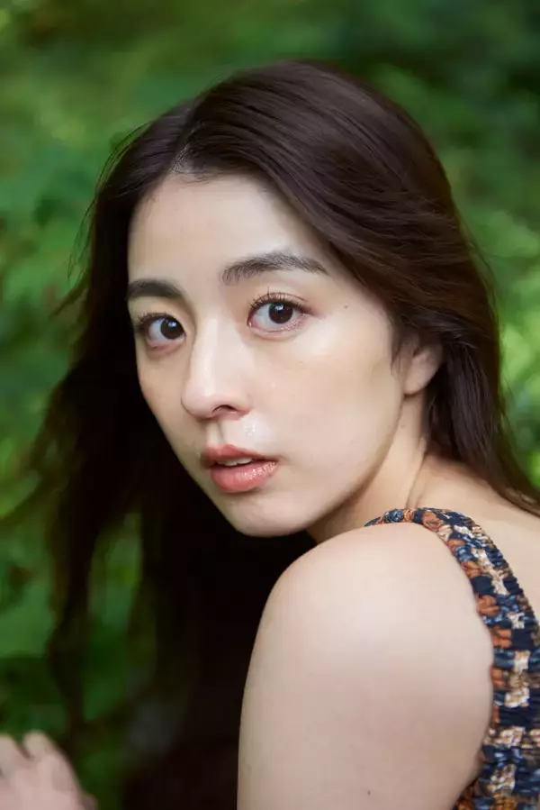 「柳ゆり菜の妖艶ショットが満載！自身最後の3rd写真集が発売決定＆先行アザーカットが公開」の画像