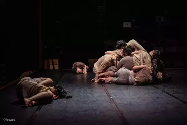 「アジカン後藤正文による音楽も話題の三東瑠璃公演『MeMe』がAmazon Videoにて配信開始！予告編も公開」の画像