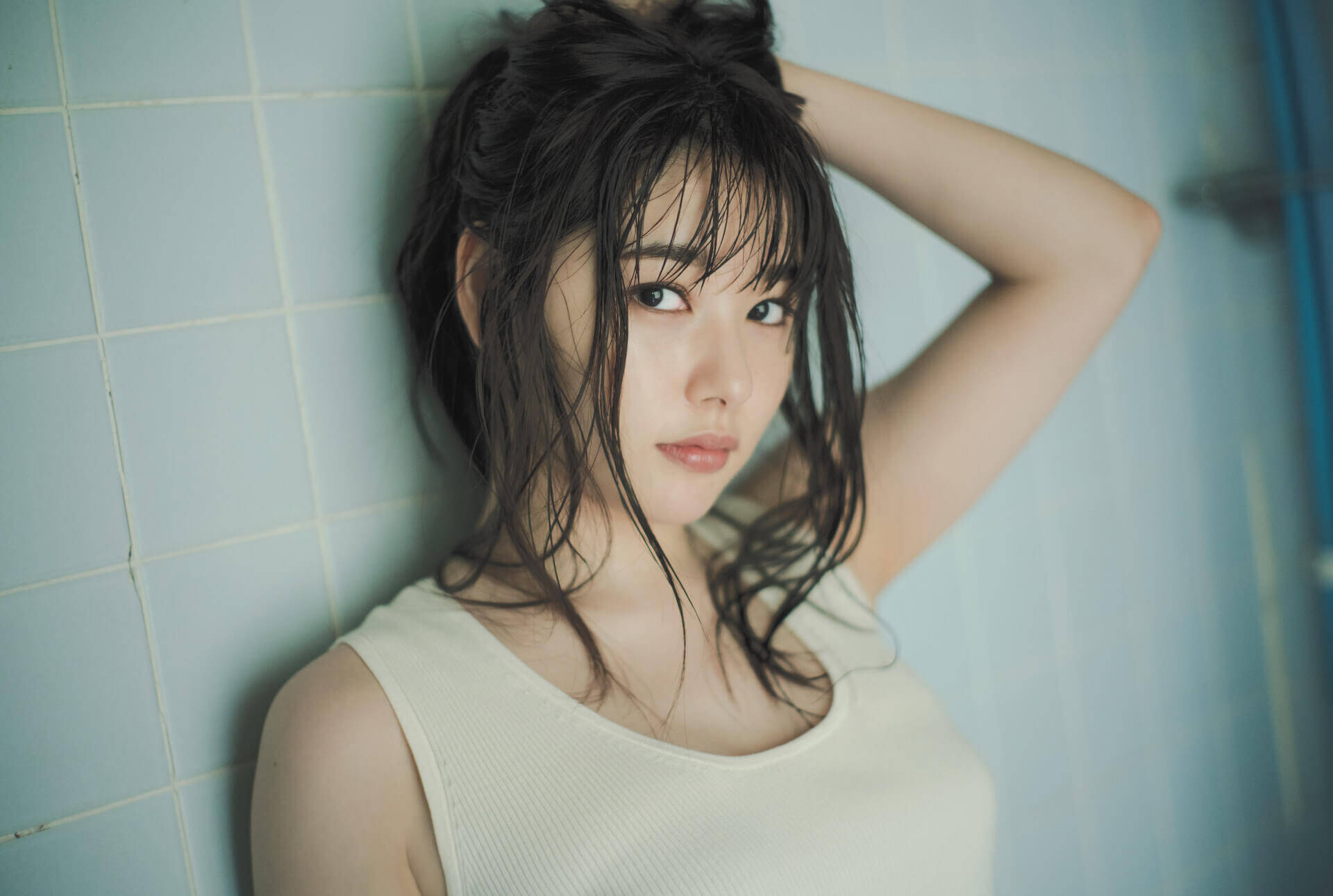 桜井日奈子が2022年カレンダーブックで胸元を大胆に披露！表紙画像も解禁