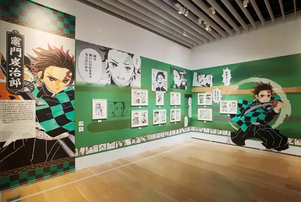 「『鬼滅の刃』450点以上の原画＆「無限城」も展示！初の吾峠呼世晴原画展の会場写真も公開」の画像