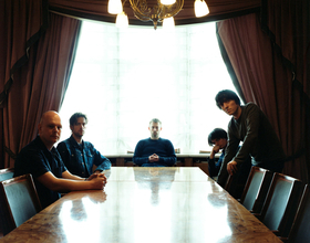 Radiohead『Kid A Mnesia』から未発表曲“Follow Me Around”がついにリリース！ガイ・ピアース出演のMVも解禁
