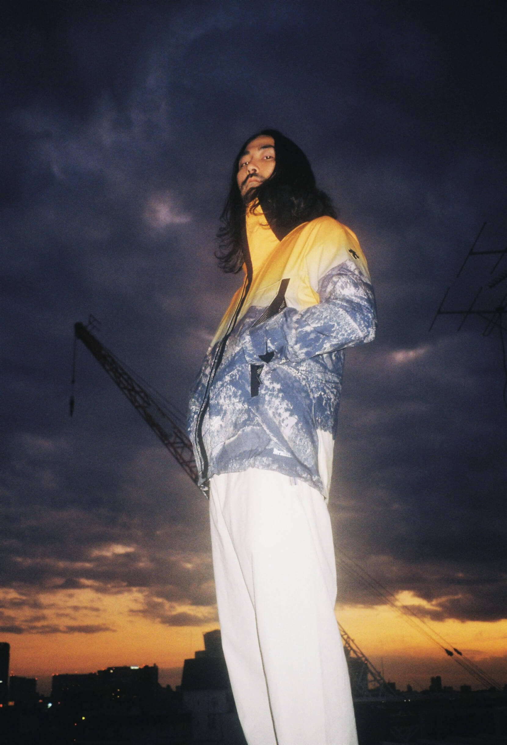 atmosとDESCENTEからシェルジャケットと水沢ダウンの別注モデルが登場！Jin Doggをモデルに起用