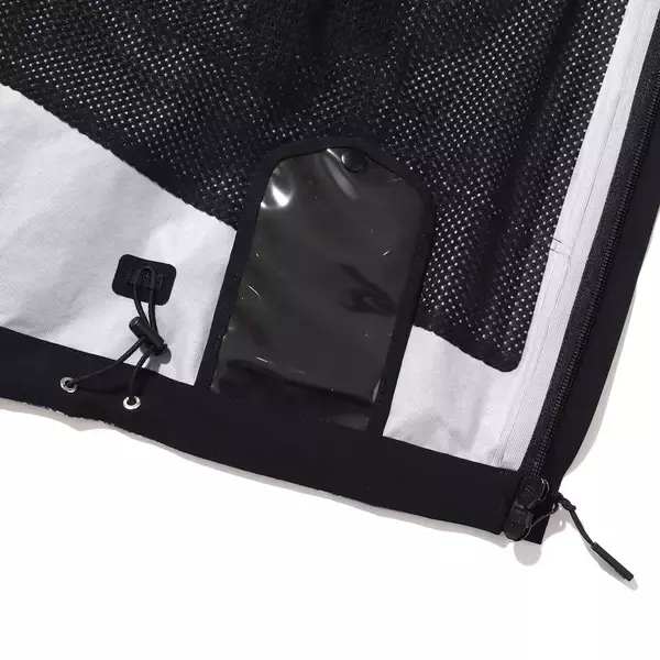 「atmosとDESCENTEからシェルジャケットと水沢ダウンの別注モデルが登場！Jin Doggをモデルに起用」の画像