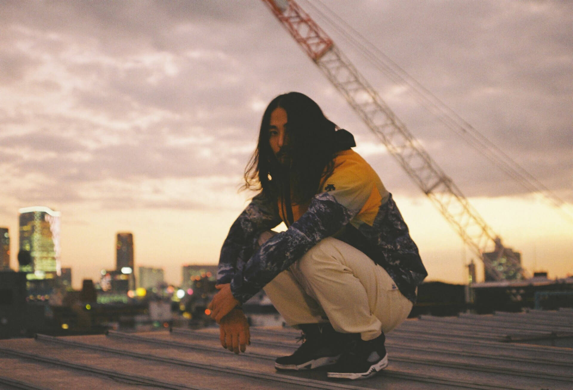 atmosとDESCENTEからシェルジャケットと水沢ダウンの別注モデルが登場！Jin Doggをモデルに起用