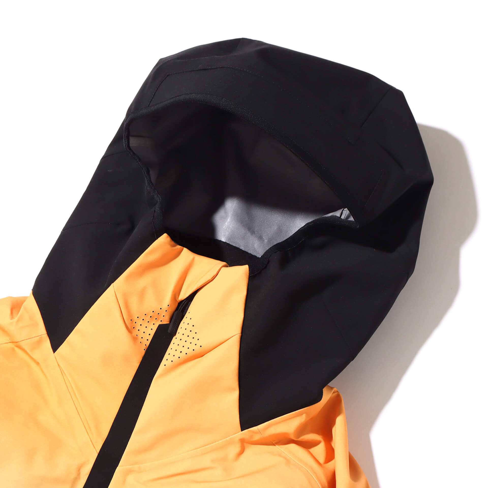 atmosとDESCENTEからシェルジャケットと水沢ダウンの別注モデルが登場！Jin Doggをモデルに起用