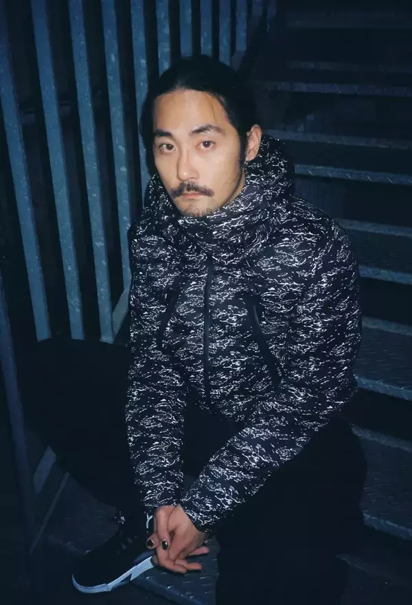 「atmosとDESCENTEからシェルジャケットと水沢ダウンの別注モデルが登場！Jin Doggをモデルに起用」の画像