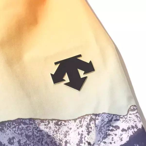 「atmosとDESCENTEからシェルジャケットと水沢ダウンの別注モデルが登場！Jin Doggをモデルに起用」の画像