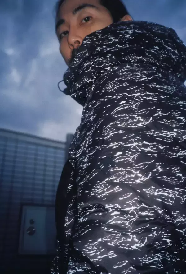 「atmosとDESCENTEからシェルジャケットと水沢ダウンの別注モデルが登場！Jin Doggをモデルに起用」の画像