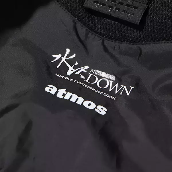 「atmosとDESCENTEからシェルジャケットと水沢ダウンの別注モデルが登場！Jin Doggをモデルに起用」の画像