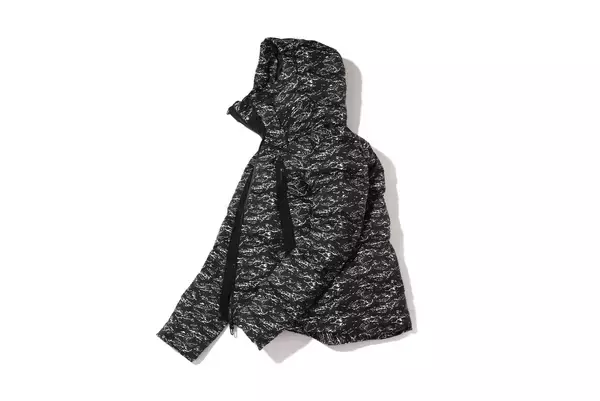 「atmosとDESCENTEからシェルジャケットと水沢ダウンの別注モデルが登場！Jin Doggをモデルに起用」の画像