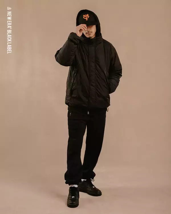 「NEW ERA BLACK LABELからバーシティジャケット＆パフジャケットが登場！ブラック、ベーシック／シンプルの2色がラインナップ」の画像