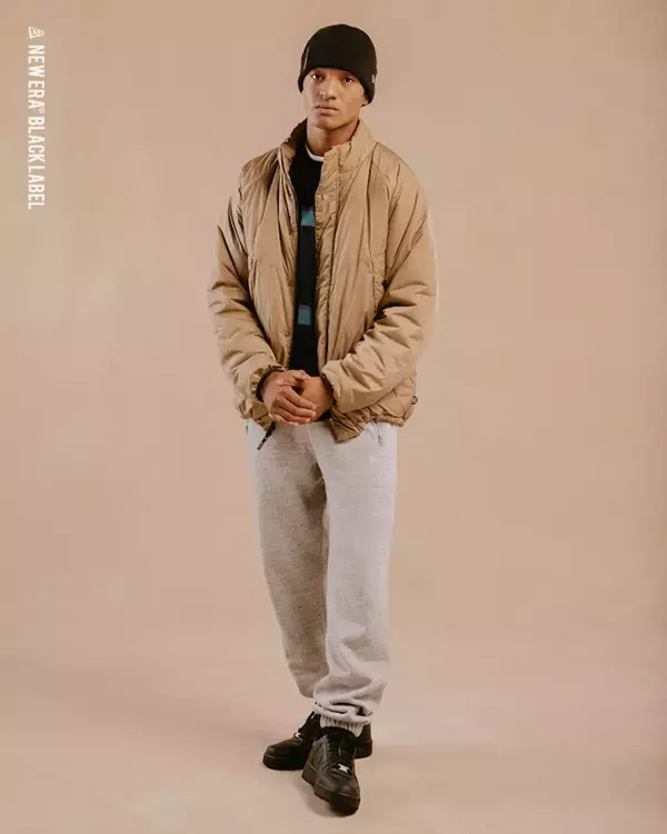 「NEW ERA BLACK LABELからバーシティジャケット＆パフジャケットが登場！ブラック、ベーシック／シンプルの2色がラインナップ」の画像