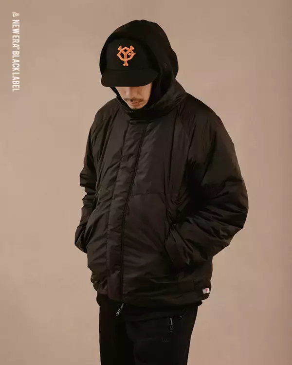 「NEW ERA BLACK LABELからバーシティジャケット＆パフジャケットが登場！ブラック、ベーシック／シンプルの2色がラインナップ」の画像