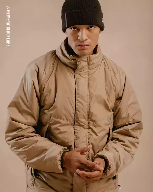 「NEW ERA BLACK LABELからバーシティジャケット＆パフジャケットが登場！ブラック、ベーシック／シンプルの2色がラインナップ」の画像