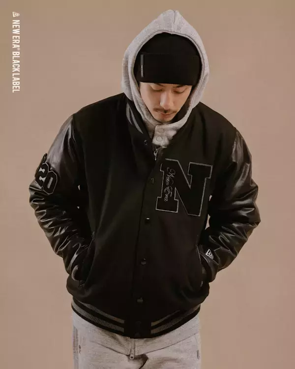 「NEW ERA BLACK LABELからバーシティジャケット＆パフジャケットが登場！ブラック、ベーシック／シンプルの2色がラインナップ」の画像