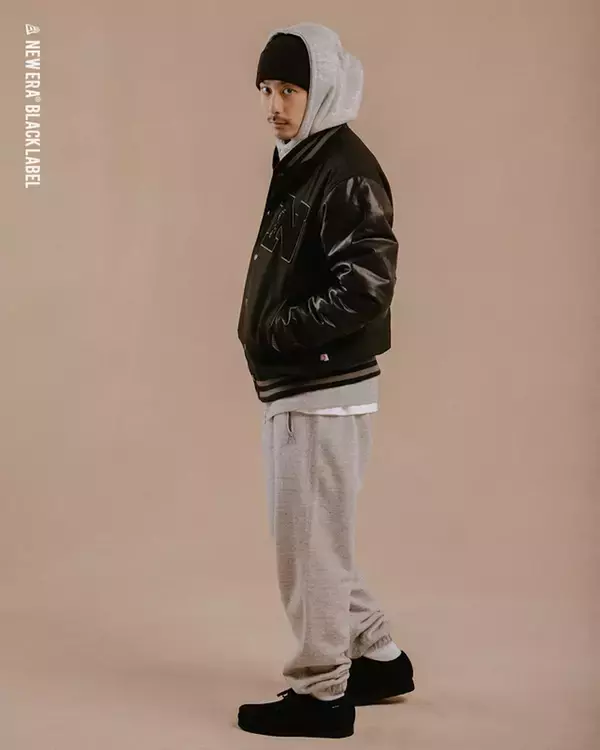 「NEW ERA BLACK LABELからバーシティジャケット＆パフジャケットが登場！ブラック、ベーシック／シンプルの2色がラインナップ」の画像