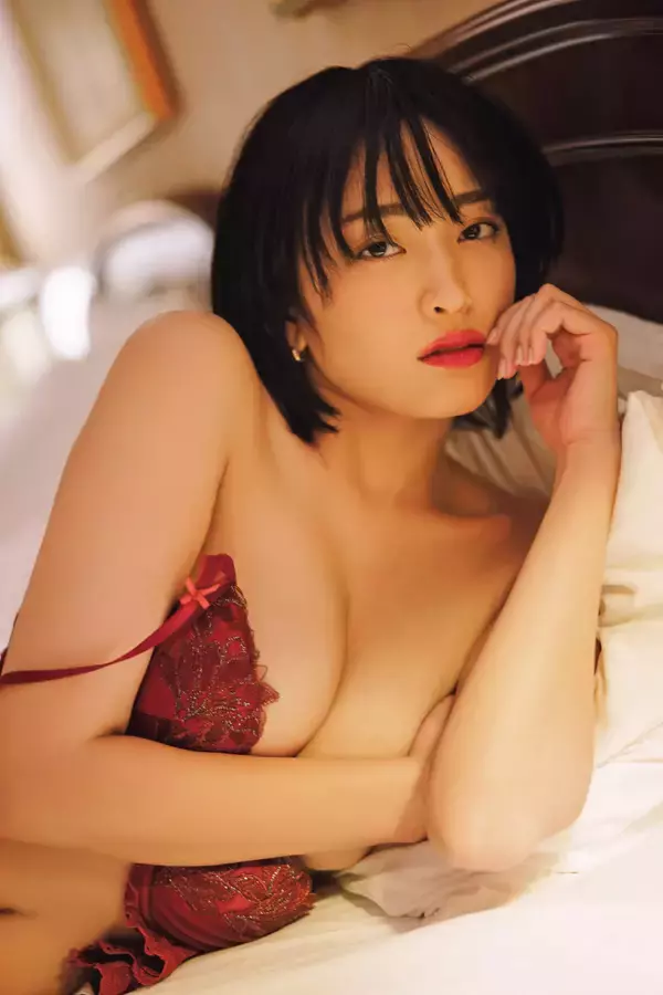 「セクシーすぎるスタイリッシュボディで注目のほのかりんが『FLASH』で初のグラビアに挑戦！表紙＆巻頭グラビアに与田祐希も」の画像