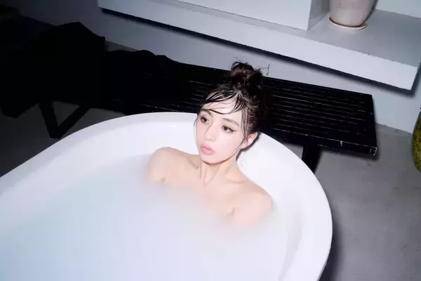 「柳ゆり菜がバスタブで入浴中の秘蔵カットを披露！最後の写真集『女っぷり』からアザーカットが解禁」の画像