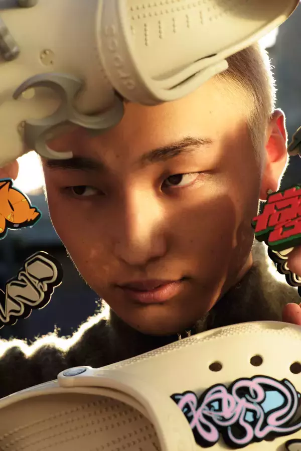 「crocsとGUCCIMAZEのコラボシビッツチャーム『GUCCIMAZE® JIBBITZ TOKYO』が発売決定！」の画像