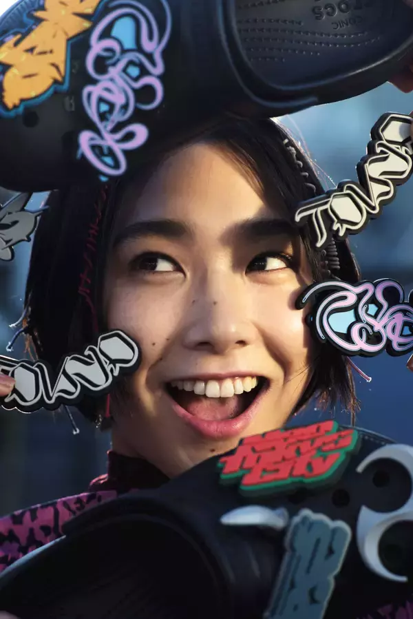 「crocsとGUCCIMAZEのコラボシビッツチャーム『GUCCIMAZE® JIBBITZ TOKYO』が発売決定！」の画像