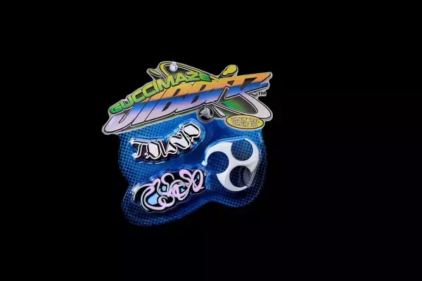 「crocsとGUCCIMAZEのコラボシビッツチャーム『GUCCIMAZE® JIBBITZ TOKYO』が発売決定！」の画像