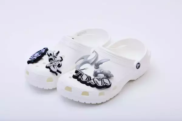 「crocsとGUCCIMAZEのコラボシビッツチャーム『GUCCIMAZE® JIBBITZ TOKYO』が発売決定！」の画像