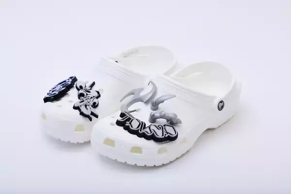 「crocsとGUCCIMAZEのコラボシビッツチャーム『GUCCIMAZE® JIBBITZ TOKYO』が発売決定！」の画像