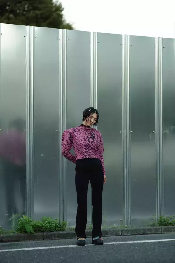 「crocsとGUCCIMAZEのコラボシビッツチャーム『GUCCIMAZE® JIBBITZ TOKYO』が発売決定！」の画像