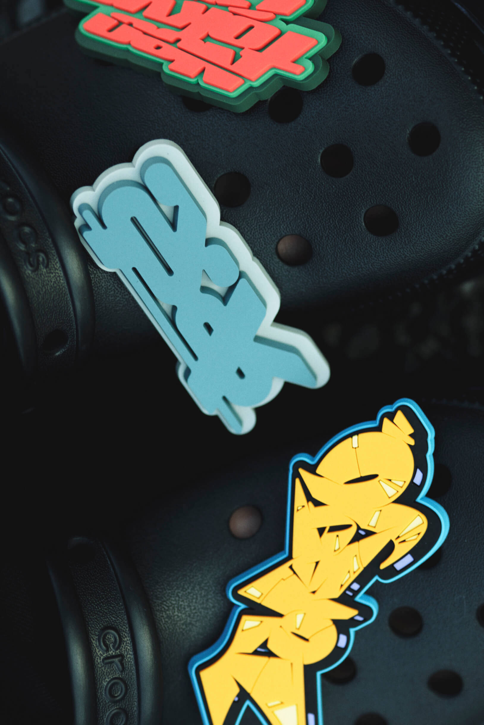 crocsとGUCCIMAZEのコラボシビッツチャーム『GUCCIMAZE® JIBBITZ TOKYO』が発売決定！