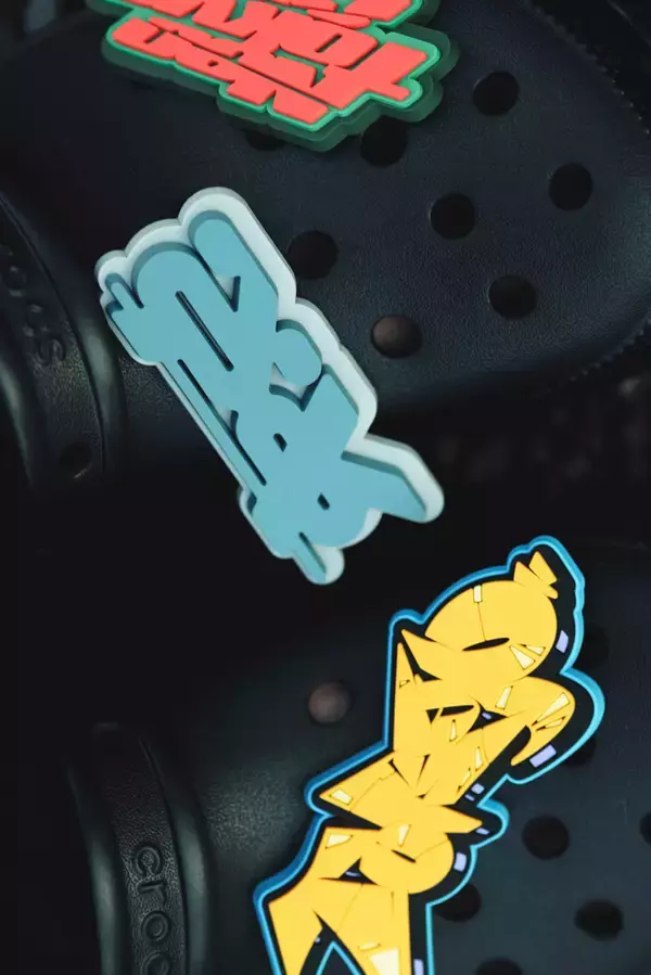 「crocsとGUCCIMAZEのコラボシビッツチャーム『GUCCIMAZE® JIBBITZ TOKYO』が発売決定！」の画像