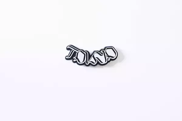 「crocsとGUCCIMAZEのコラボシビッツチャーム『GUCCIMAZE® JIBBITZ TOKYO』が発売決定！」の画像