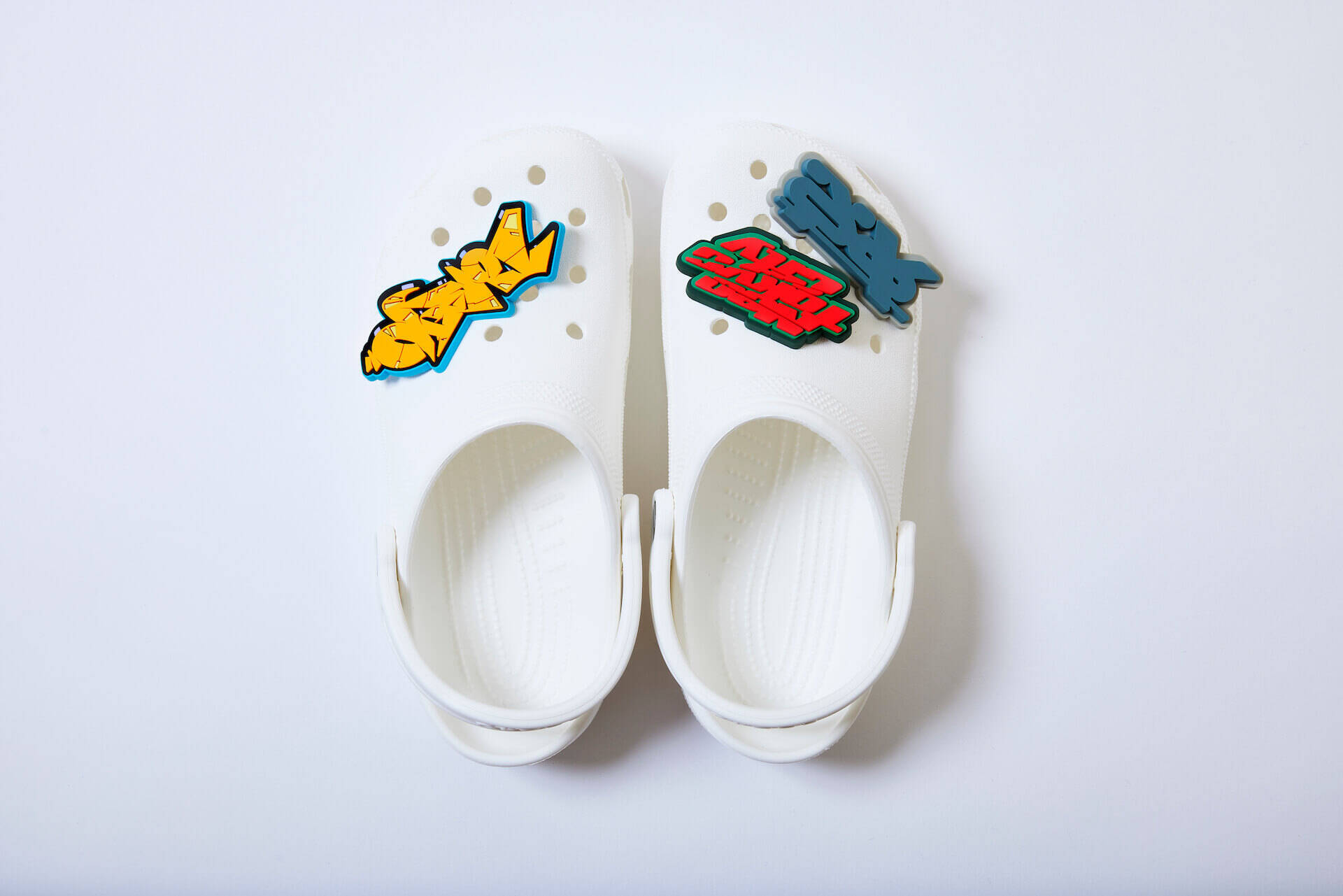 crocsとGUCCIMAZEのコラボシビッツチャーム『GUCCIMAZE® JIBBITZ TOKYO』が発売決定！