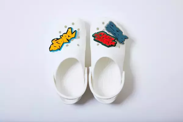 「crocsとGUCCIMAZEのコラボシビッツチャーム『GUCCIMAZE® JIBBITZ TOKYO』が発売決定！」の画像