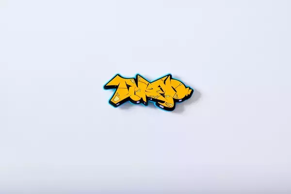 「crocsとGUCCIMAZEのコラボシビッツチャーム『GUCCIMAZE® JIBBITZ TOKYO』が発売決定！」の画像