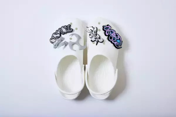 「crocsとGUCCIMAZEのコラボシビッツチャーム『GUCCIMAZE® JIBBITZ TOKYO』が発売決定！」の画像
