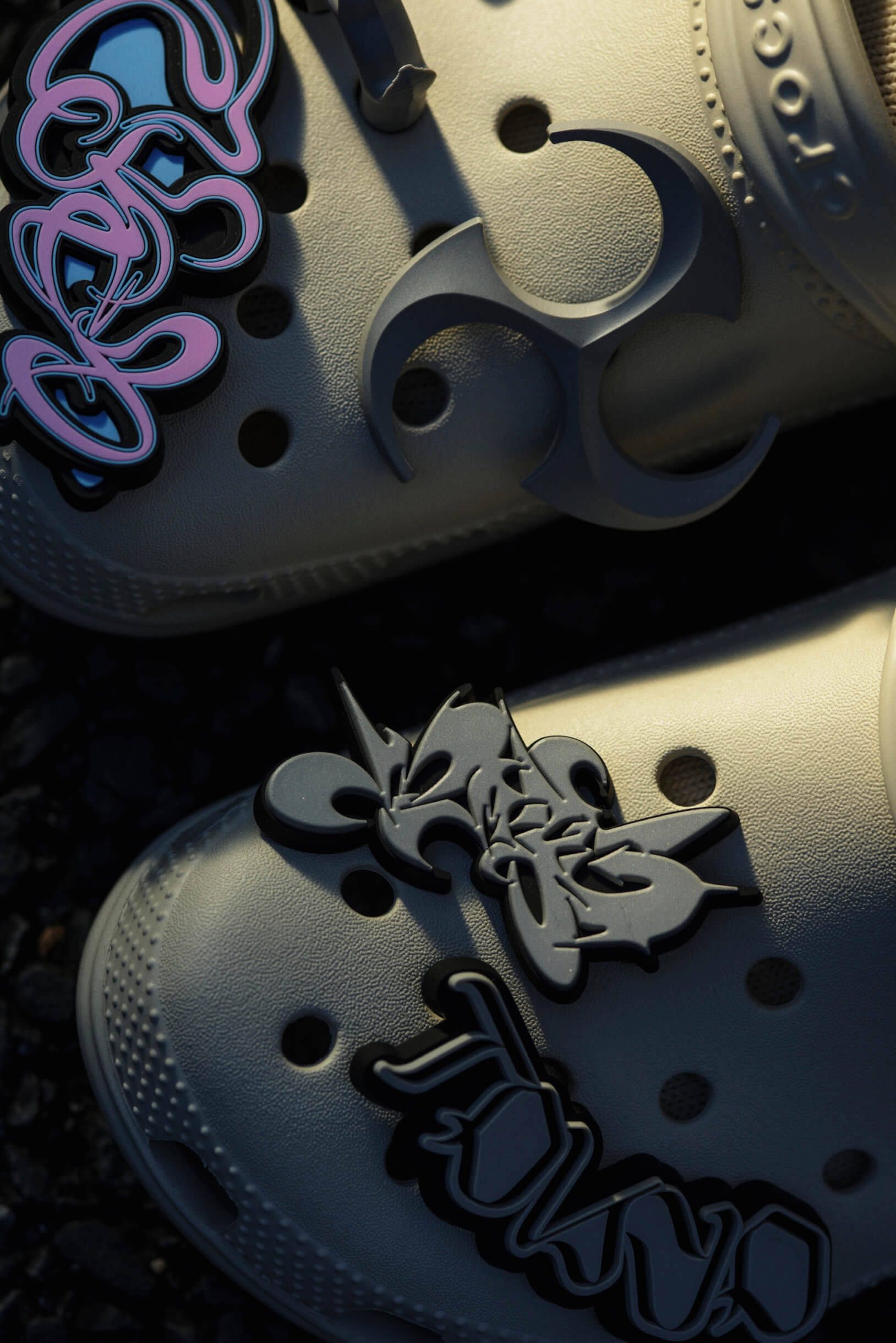 crocsとGUCCIMAZEのコラボシビッツチャーム『GUCCIMAZE® JIBBITZ TOKYO』が発売決定！