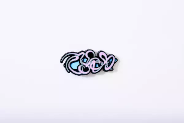 「crocsとGUCCIMAZEのコラボシビッツチャーム『GUCCIMAZE® JIBBITZ TOKYO』が発売決定！」の画像