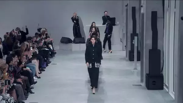 「シャネル2021／22年メティエダールコレクションショーの映像が公開！Daniel Lopatinが音楽を担当」の画像