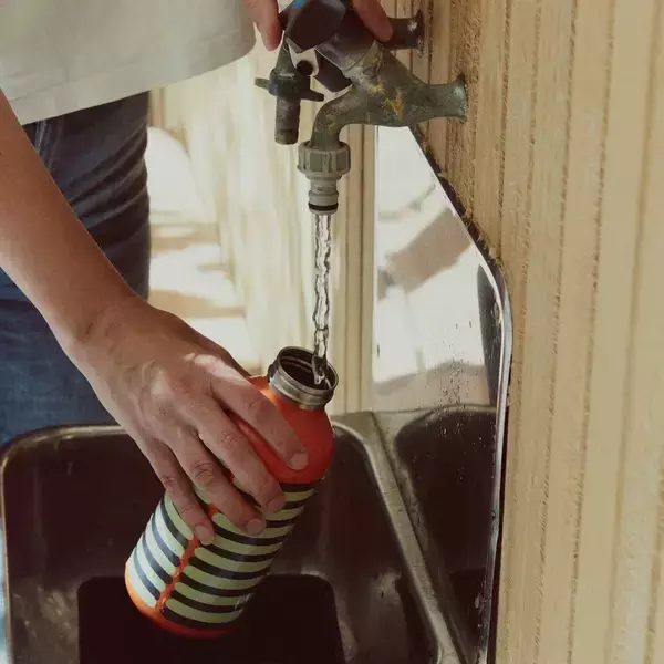 「イケアとマリメッコがコラボ｜サウナ文化から着想を得た限定コレクション「BASTUA／バストゥア」からバスローブやクッション、イケア初となるサウナバケツが発売」の画像