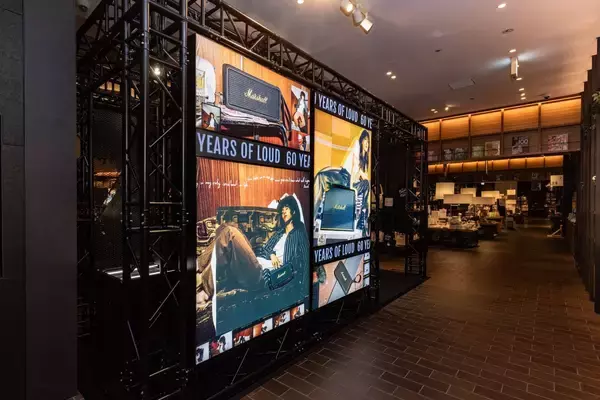 「老舗オーディオメーカー・Marshallの60周年を記念した特別ブースが二子玉川 蔦屋家電にて展開中｜象徴的なブランドデザインを踏襲したスピーカーやヘッドホンが勢揃い」の画像
